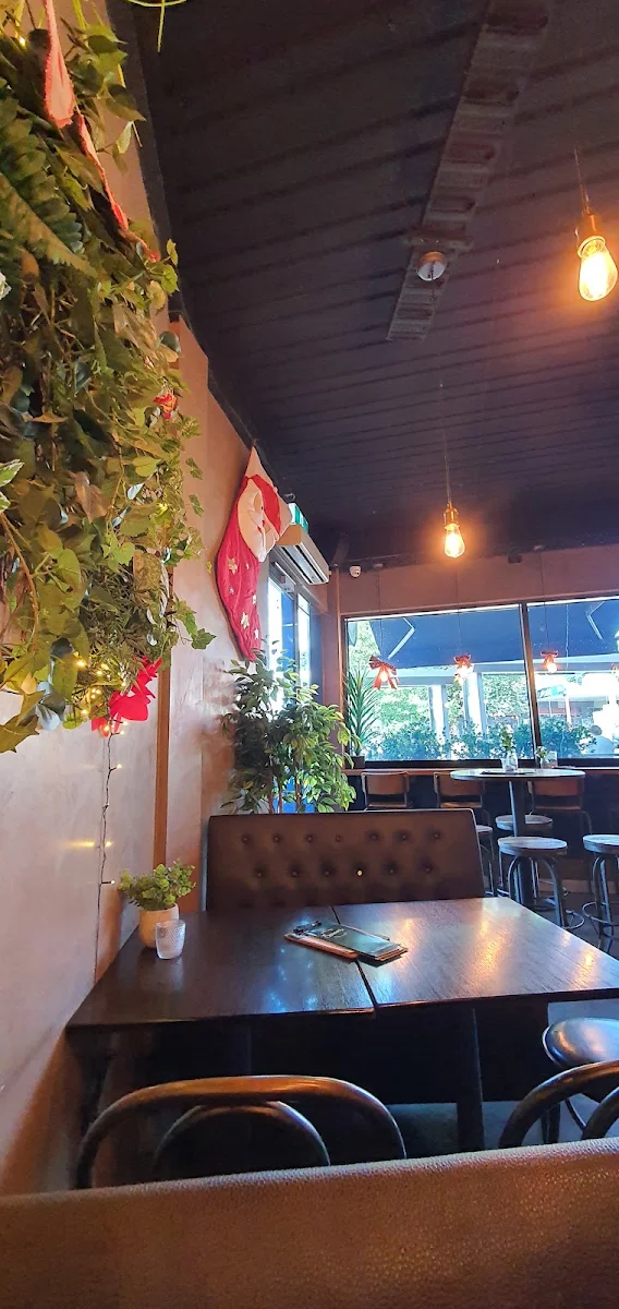 Vibe, Spinner's Souvlaki Bar And Grill