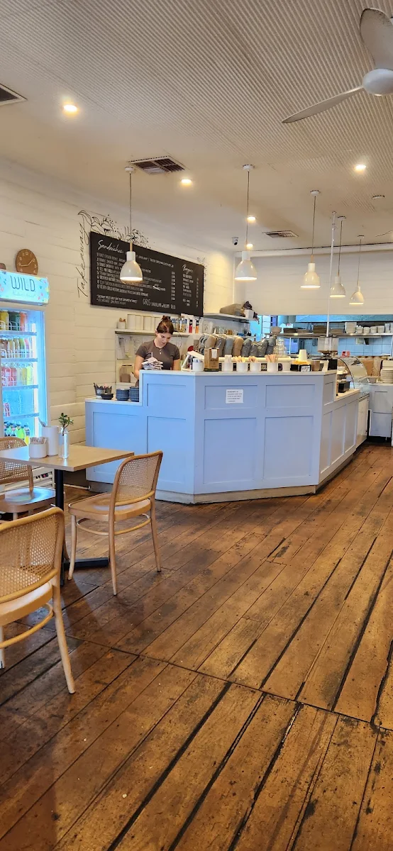 Vibe, The Deli