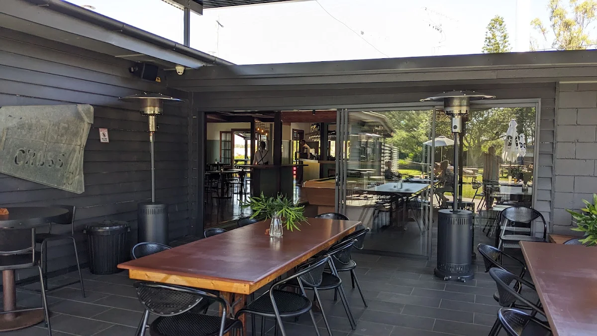 Vibe, Roadvale Hotel
