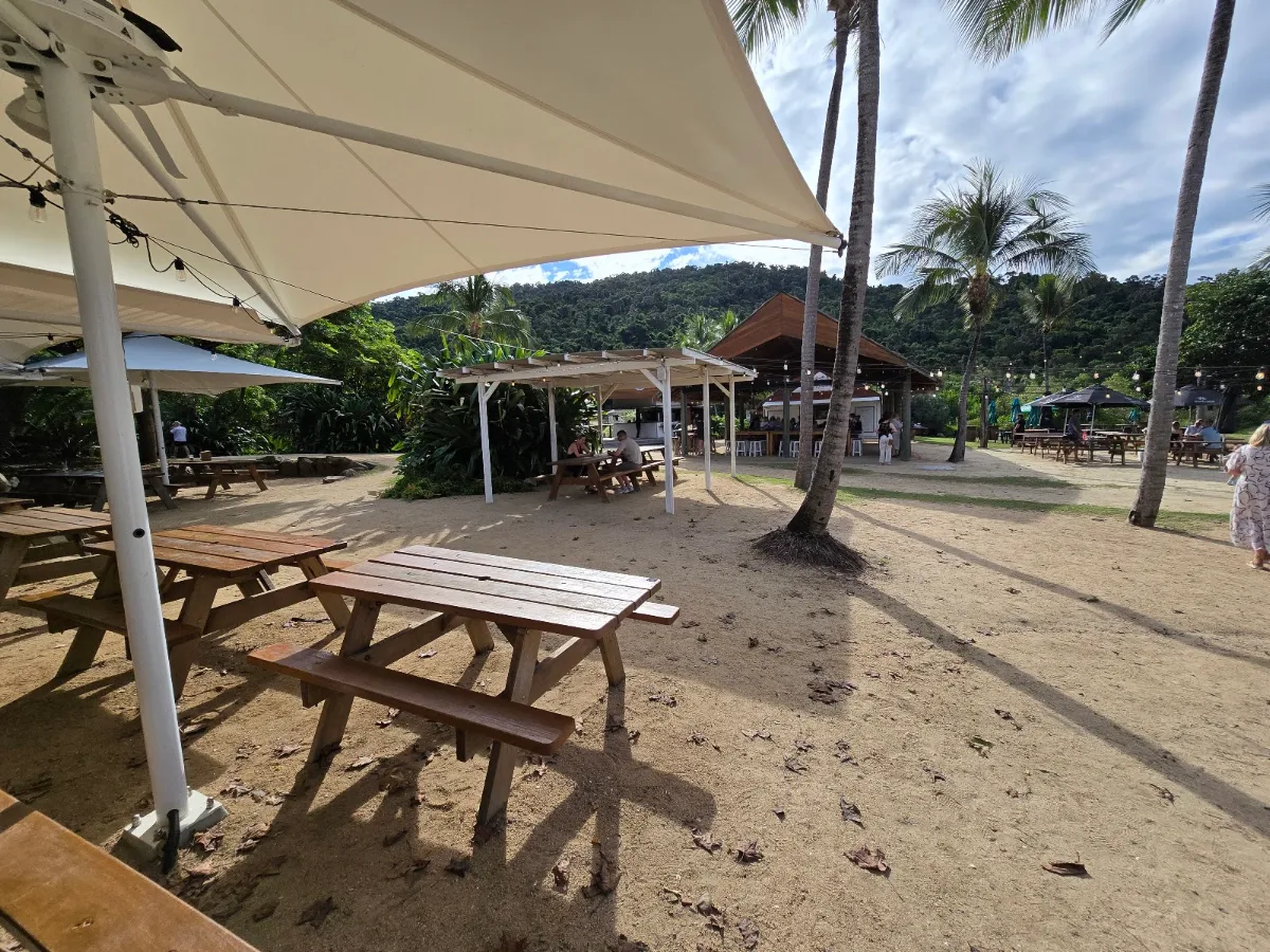 Vibe, Northerlies Beach Bar & Grill