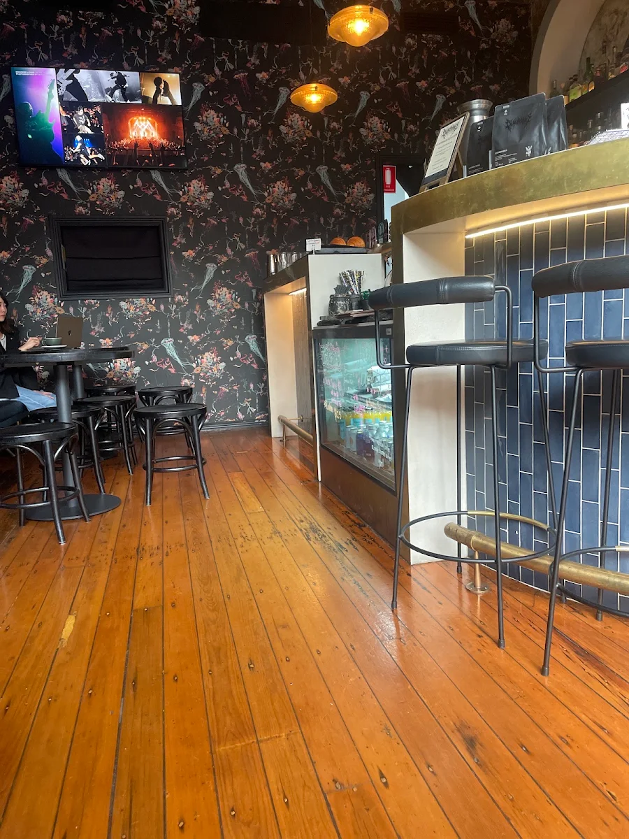 Vibe, Fables Bar & Café