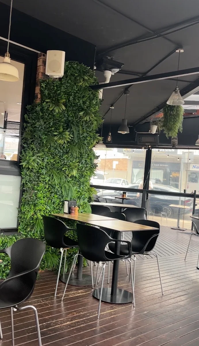 Vibe, Cafe 52