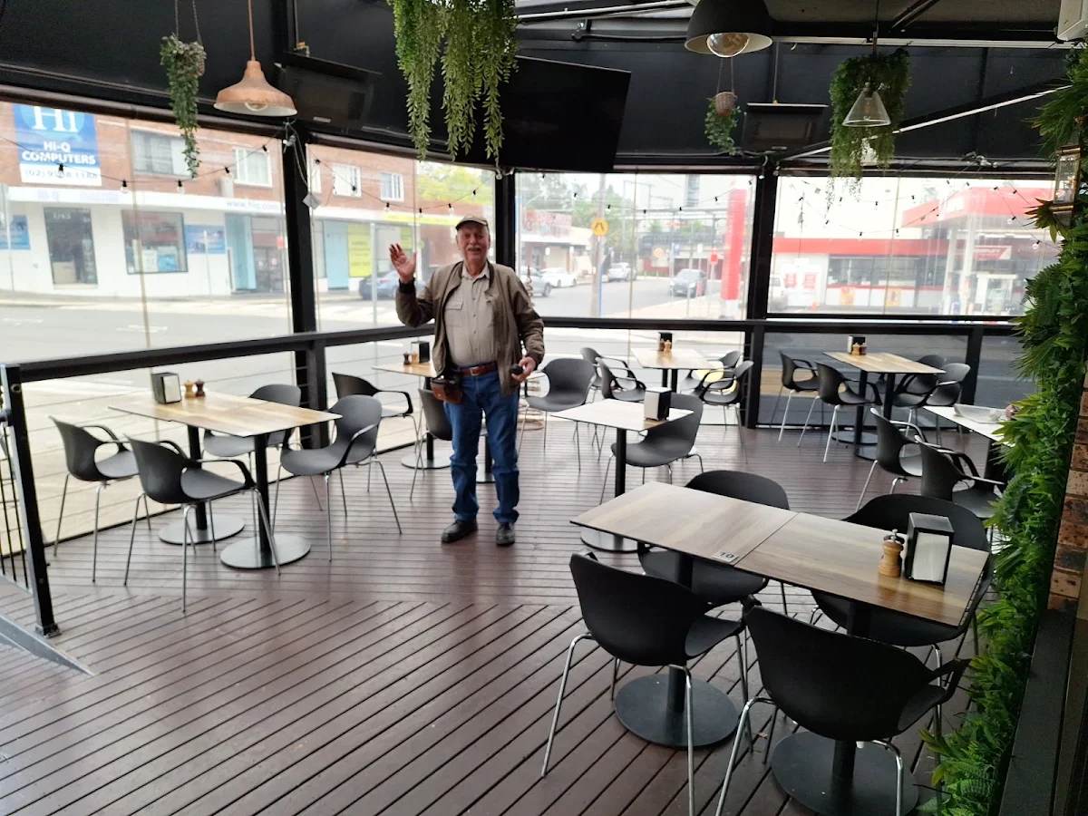Vibe, Cafe 52