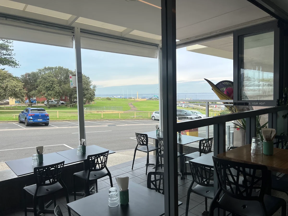 Vibe, Nouli's Cafe