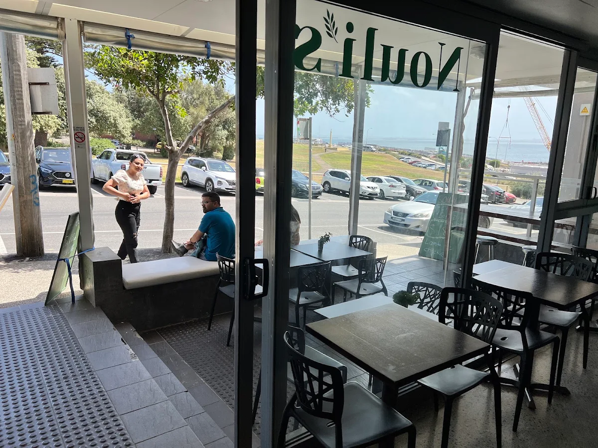 Vibe, Nouli's Cafe