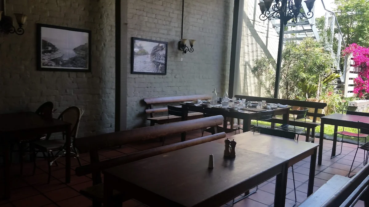 Vibe, Cafe Cirino