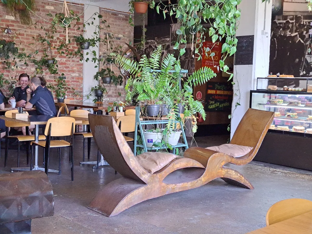 Vibe, Apollo Cafe