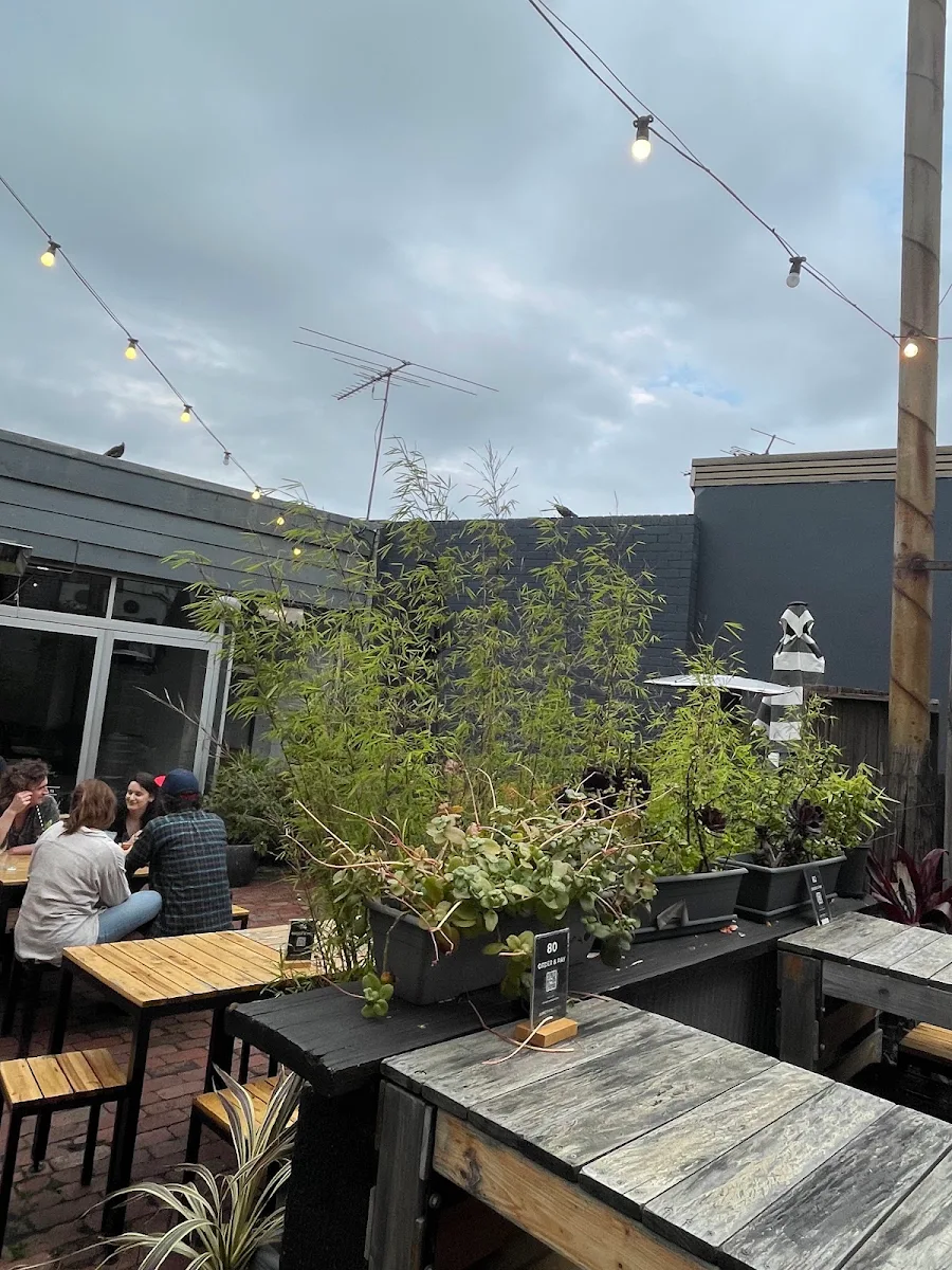 Vibe, Junction Hotel