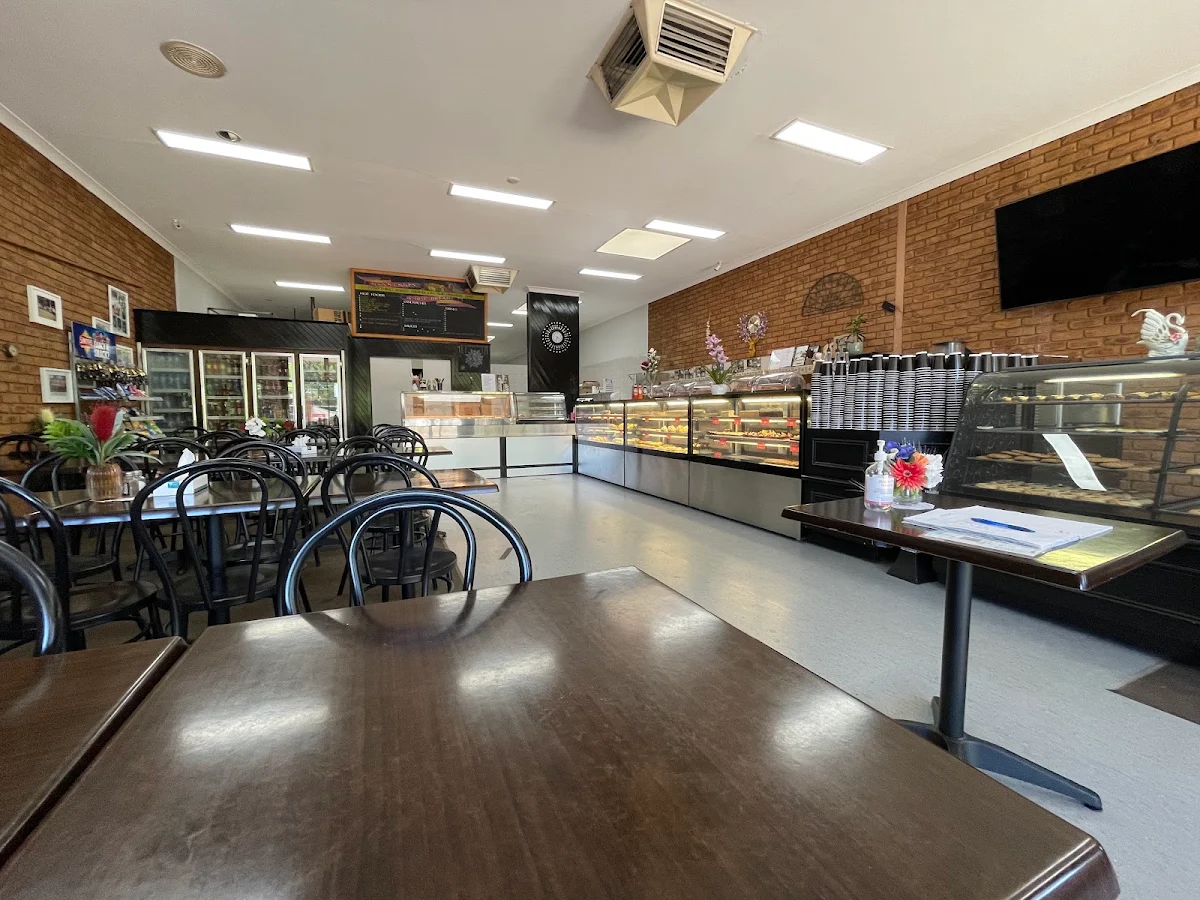 Vibe, Nooy's Bakery & Coffee Shop