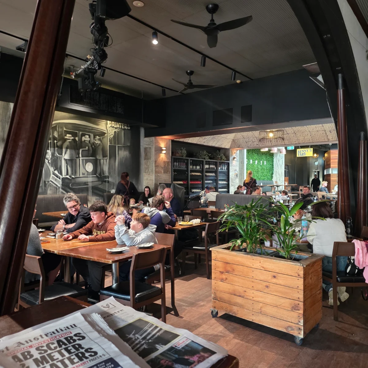 Vibe, Benny's Bar & Cafe