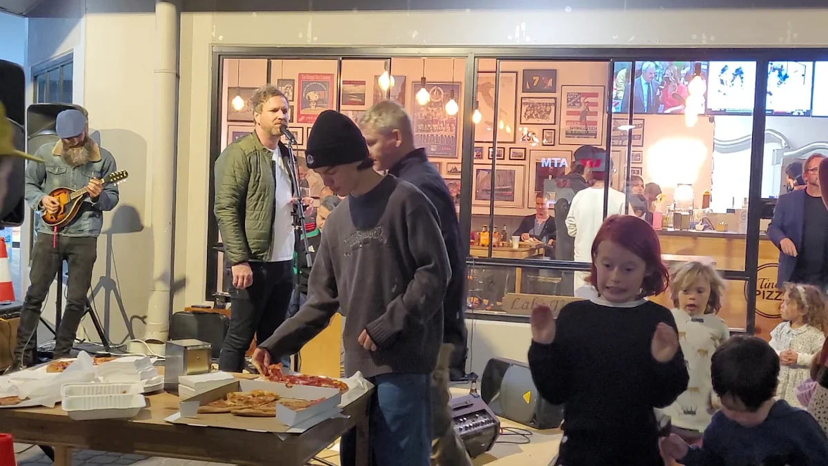 Vibe, Tino's Pizza Beeliar