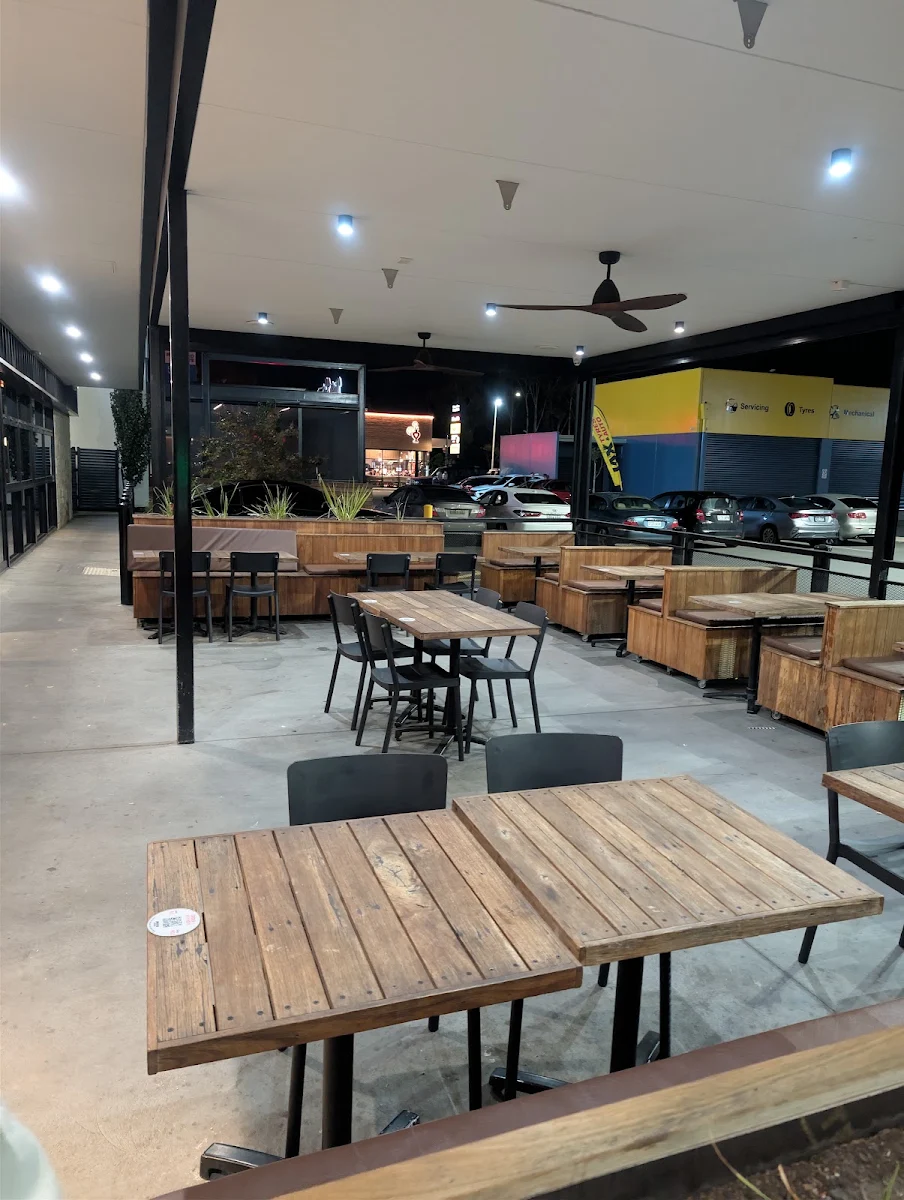 Vibe, Lone Star Rib House & Brews Munno Para