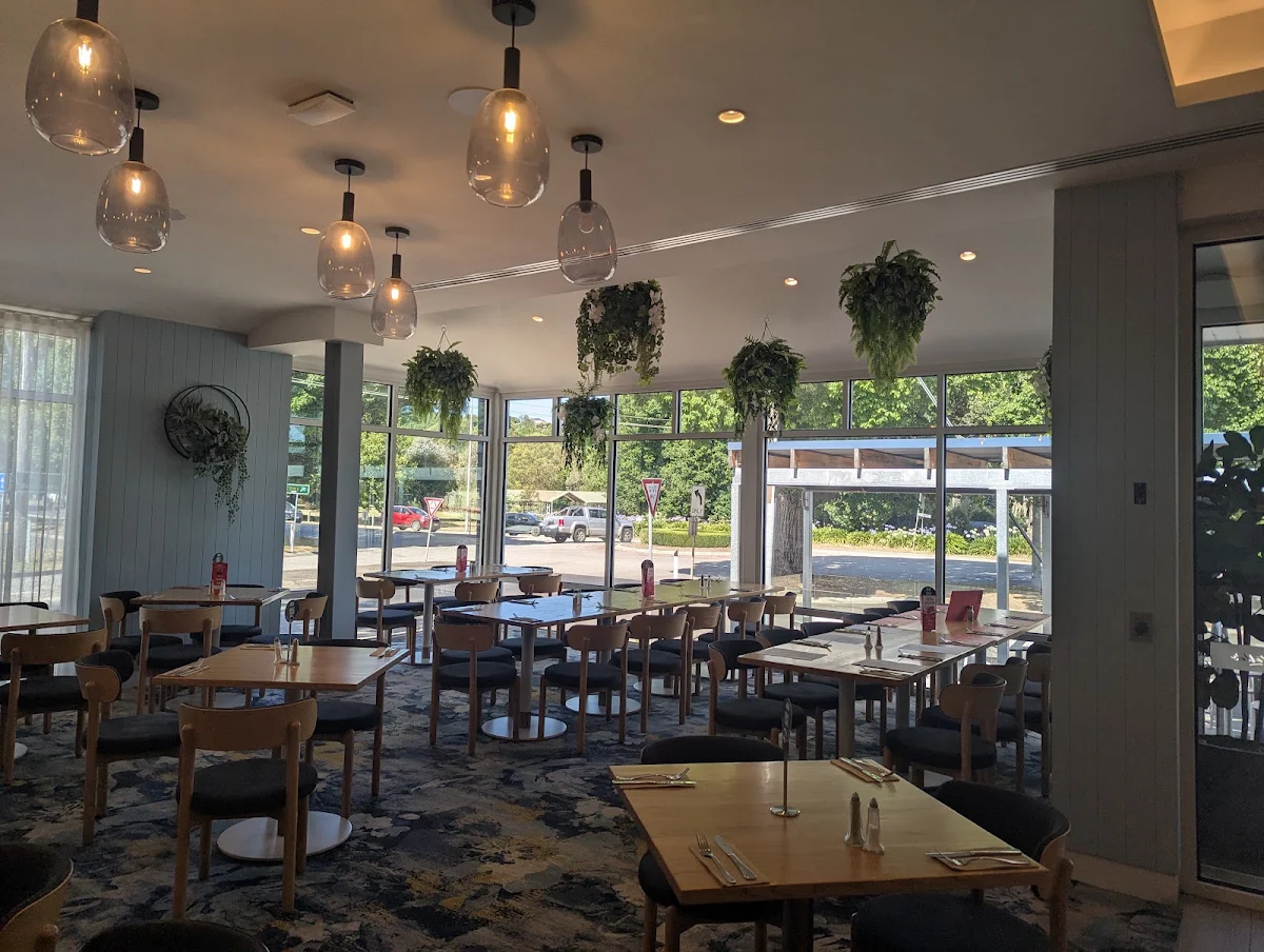 Vibe, Castello's Victorian Tavern