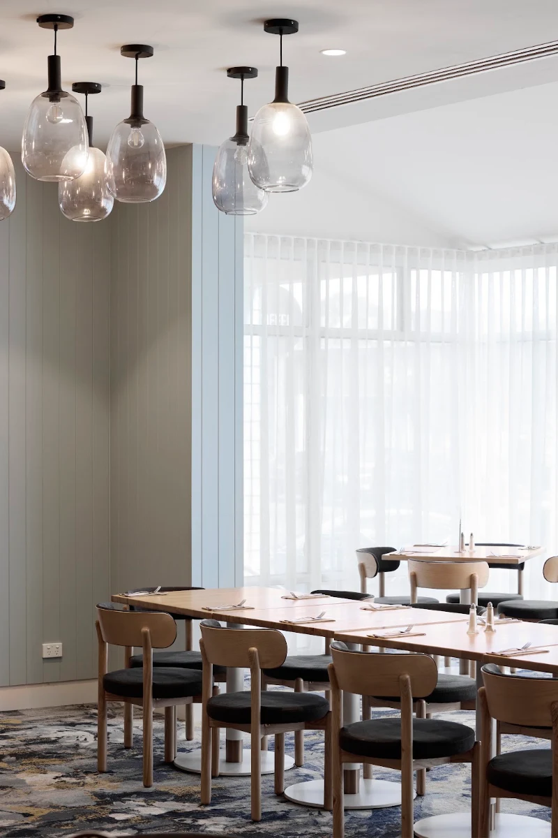 Vibe, Castello's Victorian Tavern