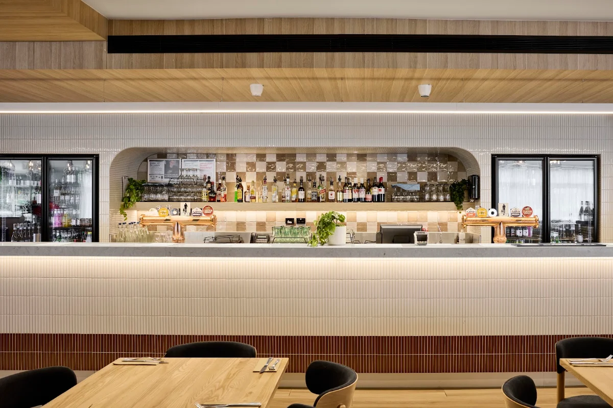 Vibe, Castello's Victorian Tavern