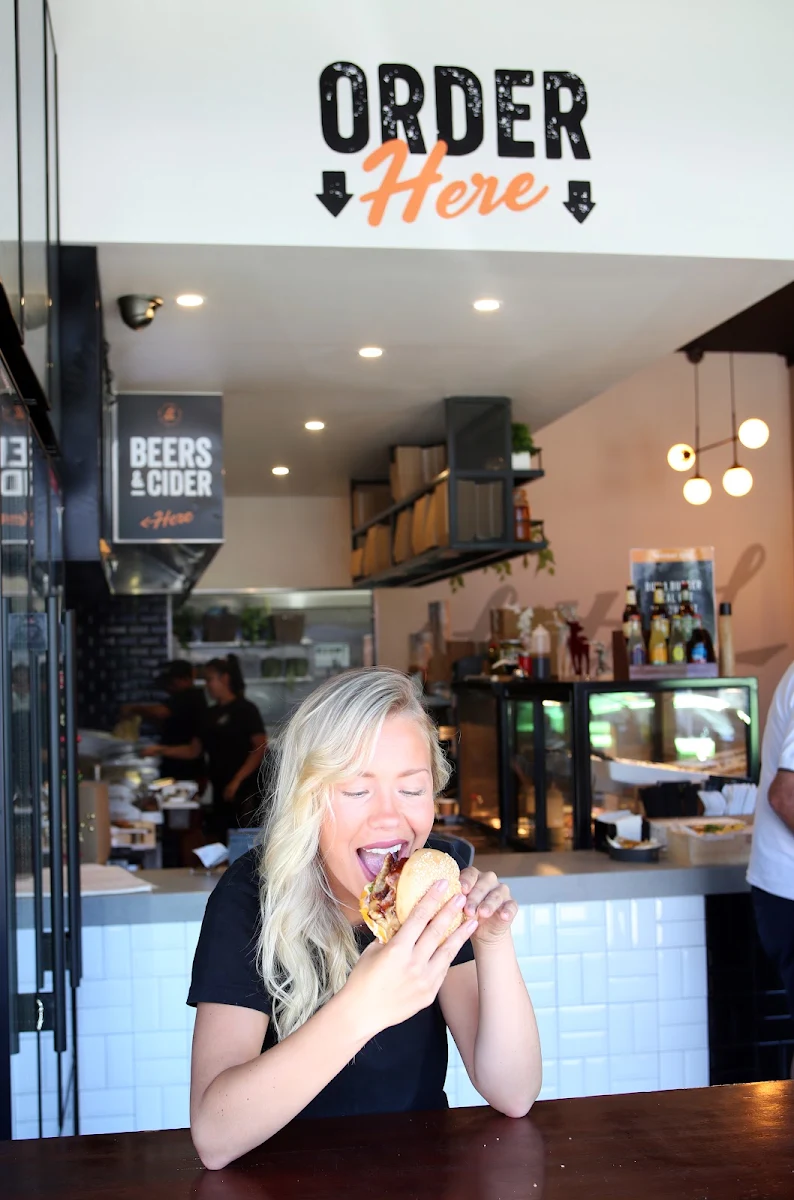 Vibe, Little L Burgers