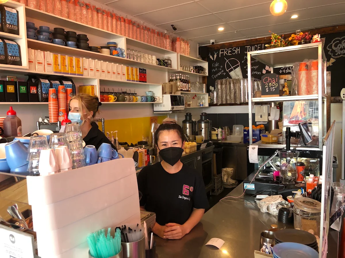 Vibe, Six Degrees Cafe