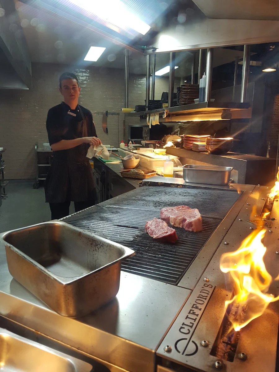Vibe, Clifford’s Grill & Lounge