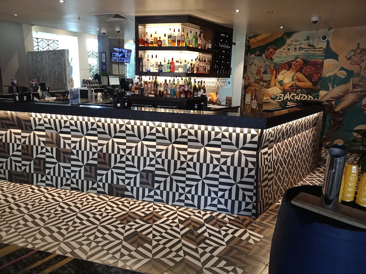 Vibe, Clifford’s Grill & Lounge
