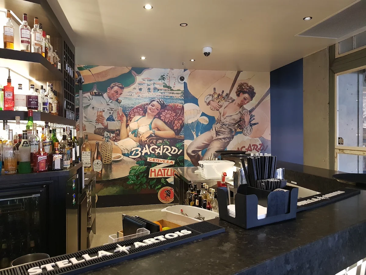 Vibe, Clifford’s Grill & Lounge