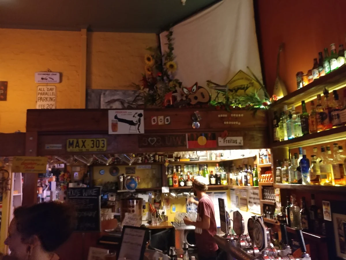 Vibe, Bar 303