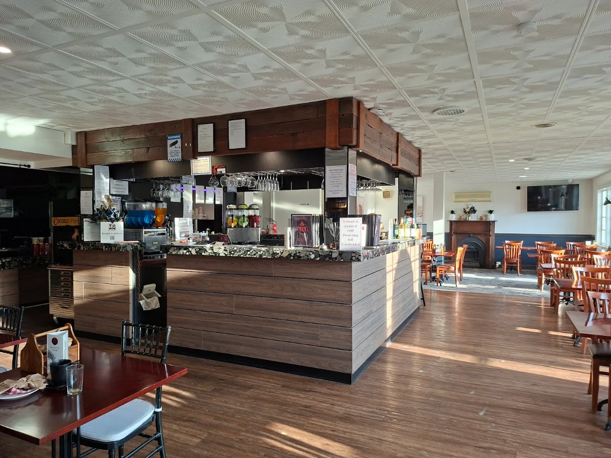 Vibe, 369 Bar & Grill