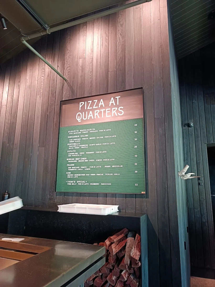 Menu, Quarters