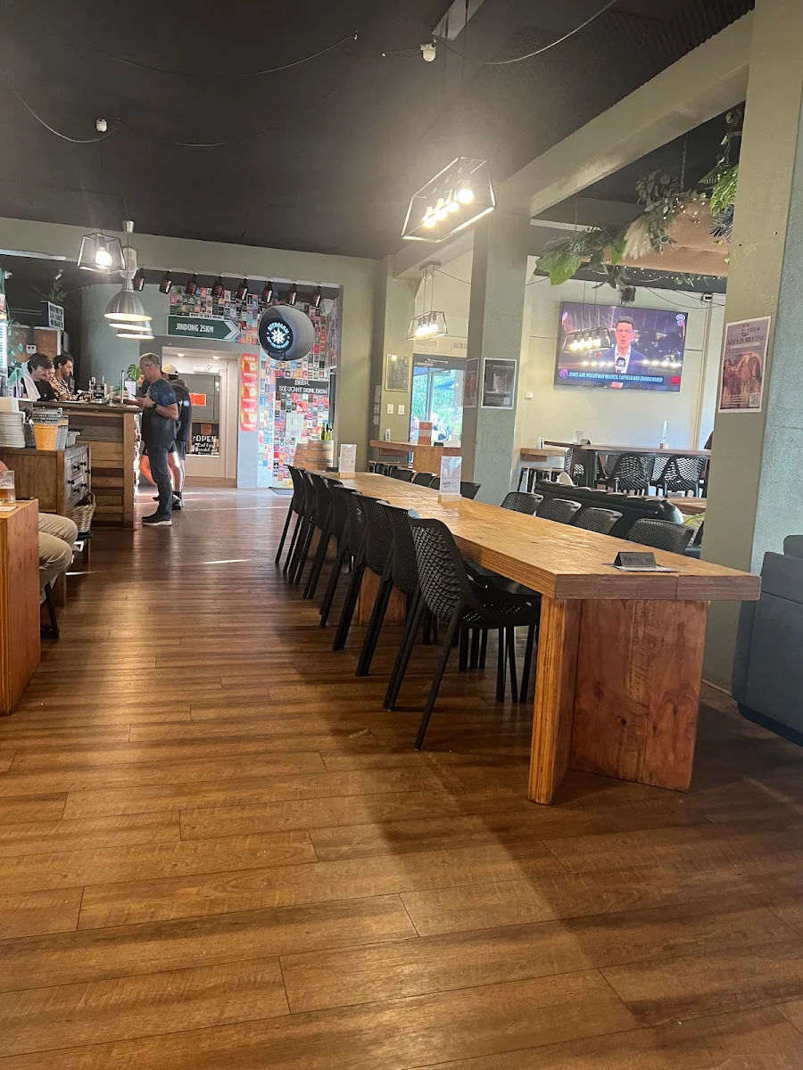 Vibe, The Pour House Bar and Kitchen