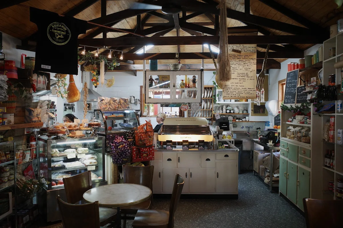 Vibe, Sale e Pepe Deli