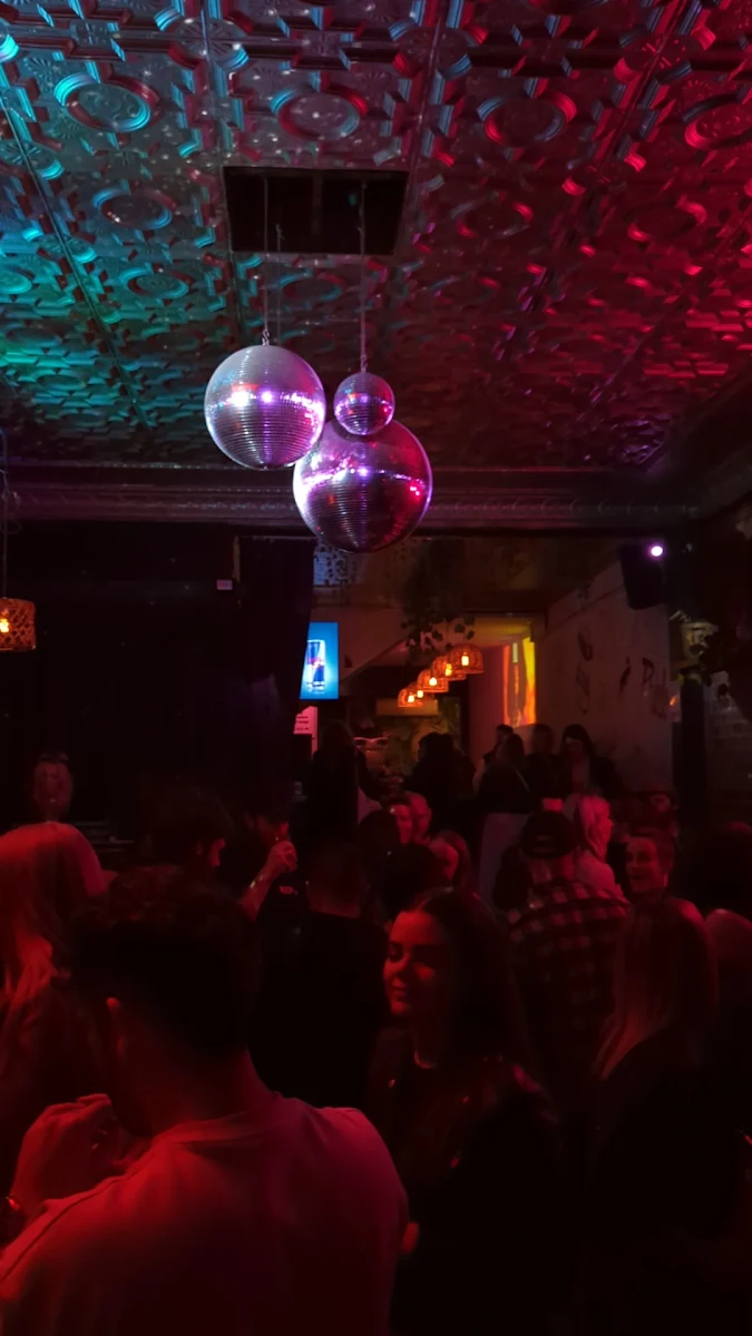 Vibe, Francesca's Bar