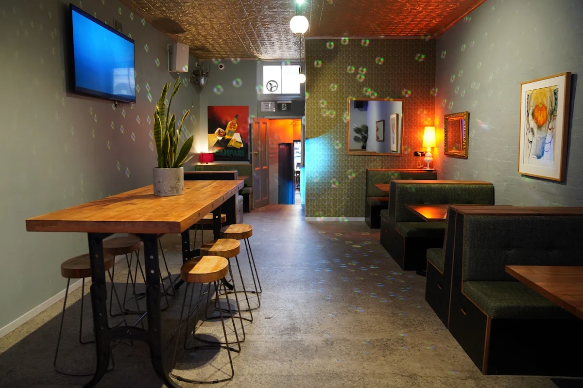 Vibe, Francesca's Bar