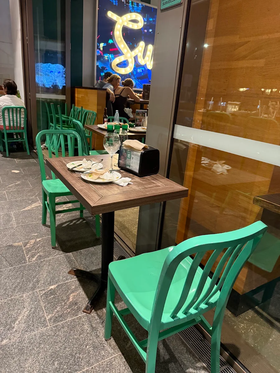 Vibe, Wahlburgers