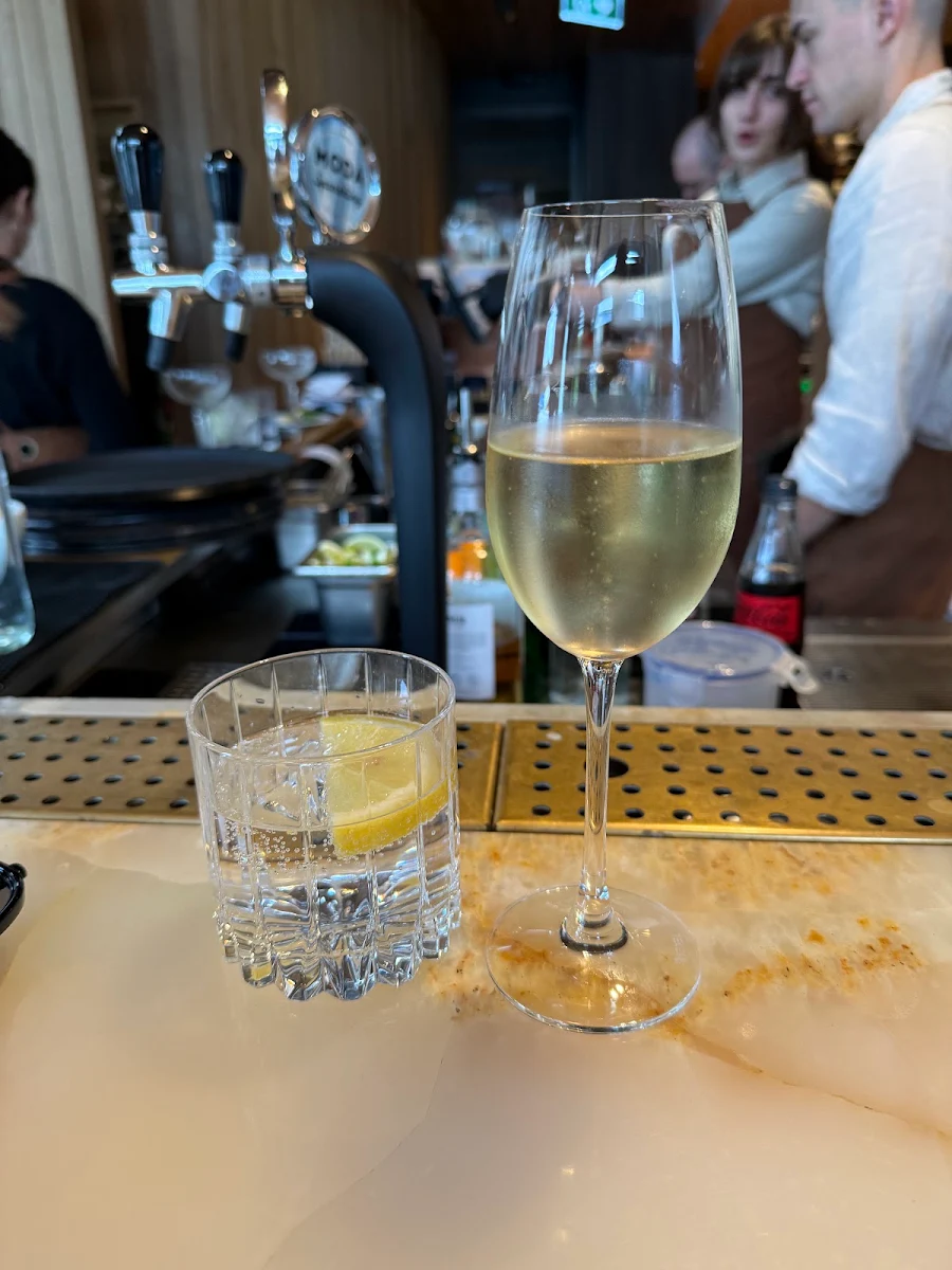 Food & drink, CRU Bar & Cellar