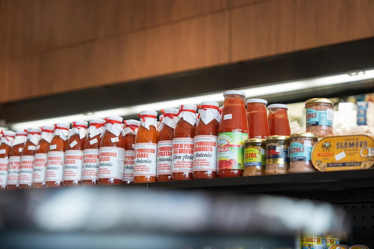 Vibe, Roberto's Deli