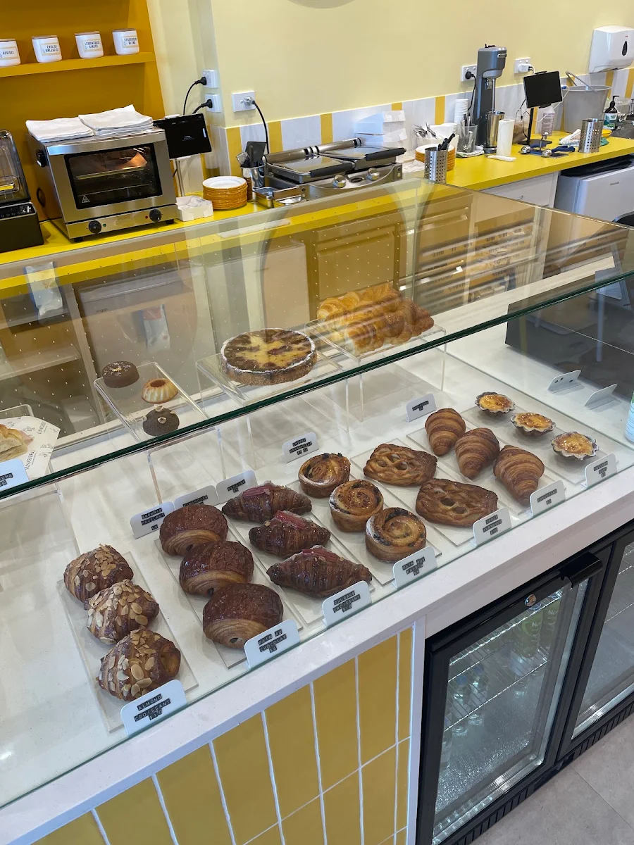 Vibe, Luna's Deli