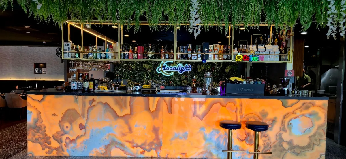 Vibe, Moonlight Restaurant & Lounge
