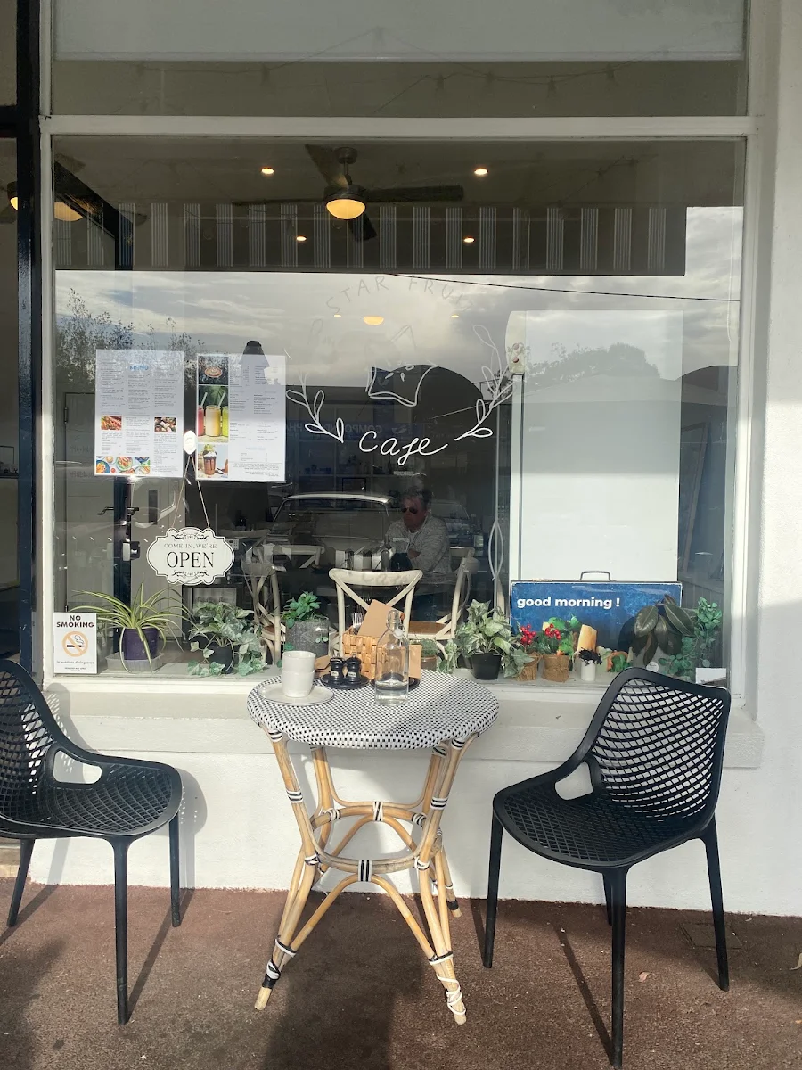Vibe, Star Fruit Cafe