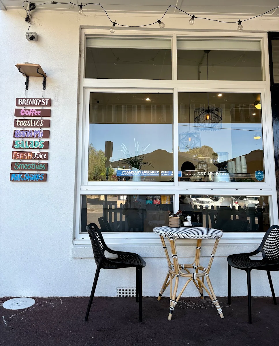 Vibe, Star Fruit Cafe