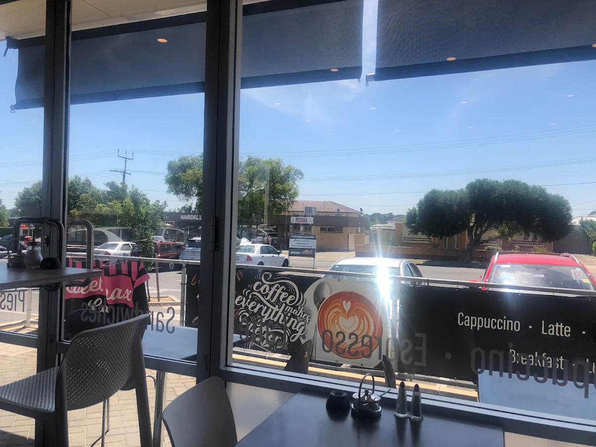 Vibe, Sweet snax cafe
