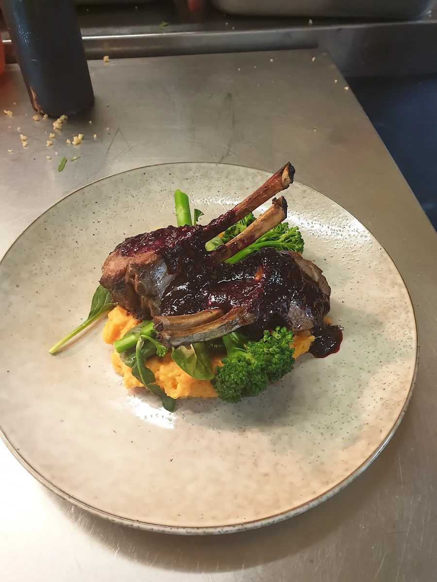 Food & drink, William Farrer Hotel