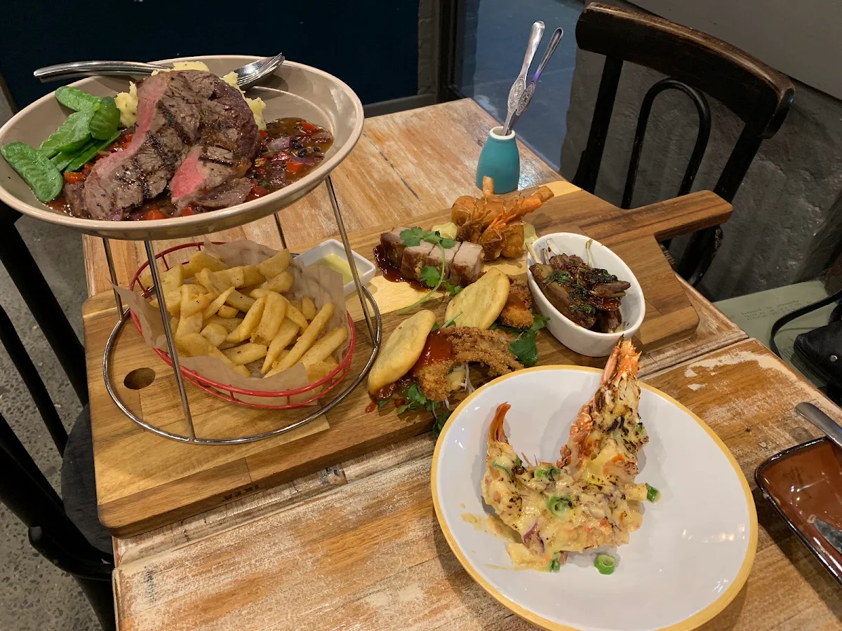 Food & drink, The Main Corner