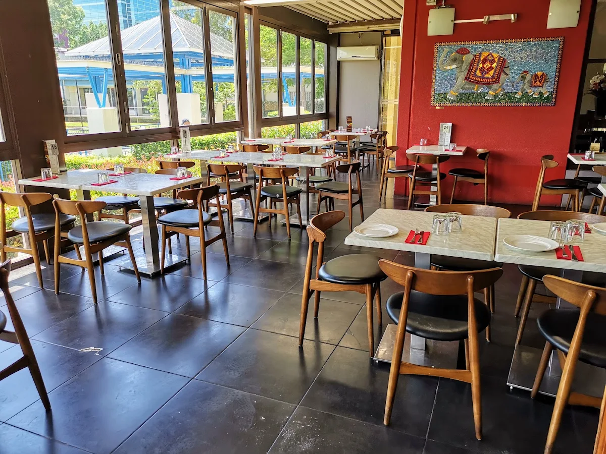 Vibe, Maharaja's Lakeside Restaurant