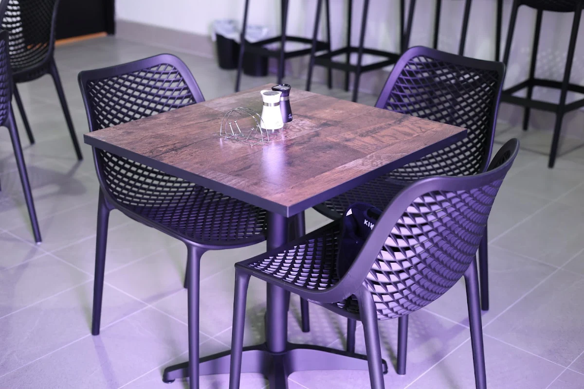 Vibe, Cafe Twenty Two