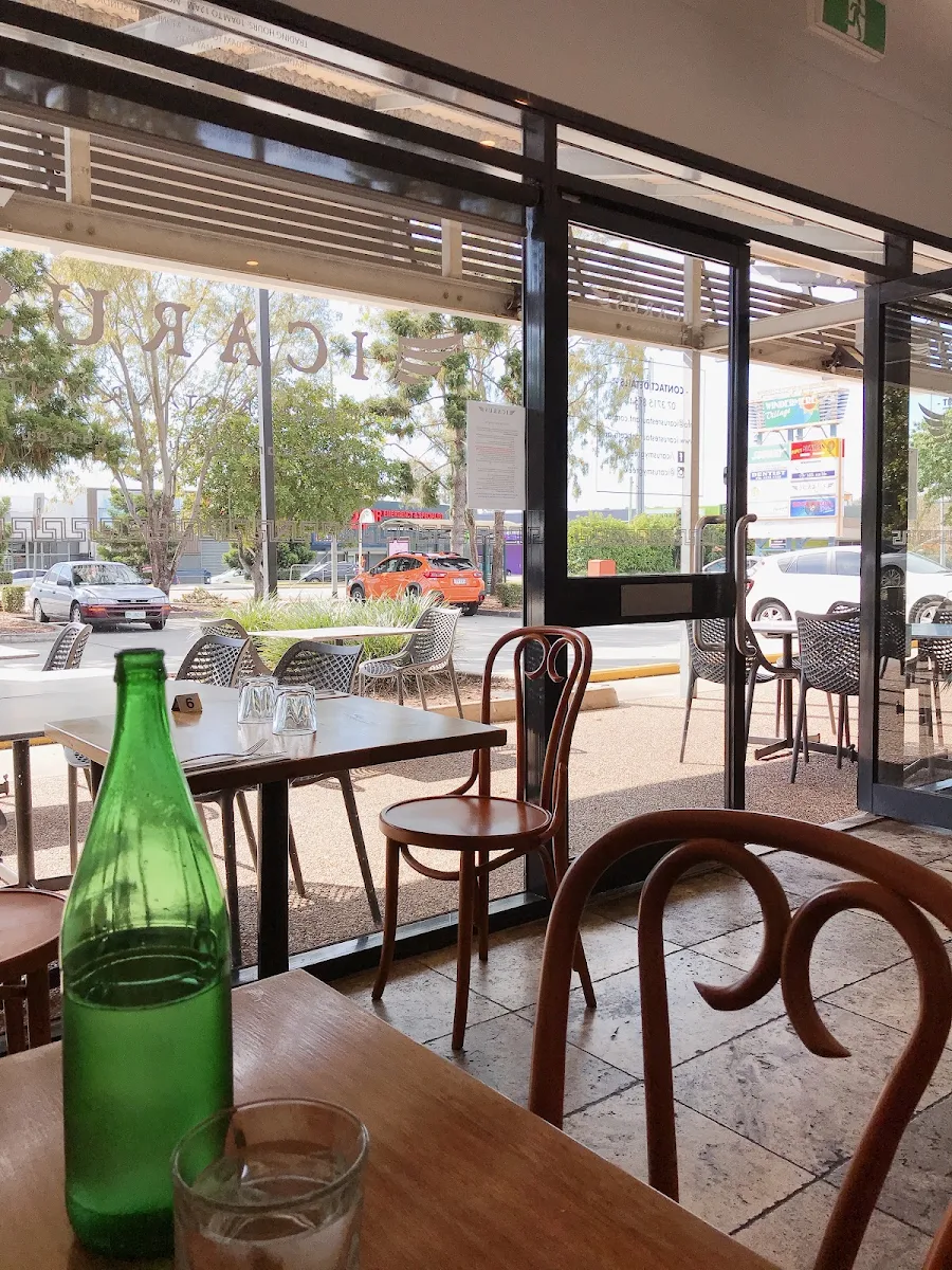 Vibe, Icarus Greek Restaurant