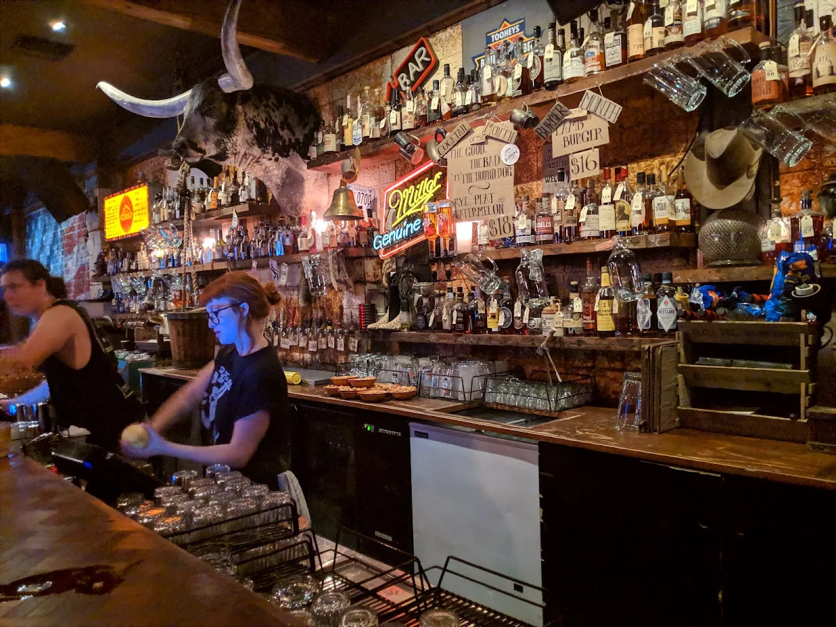 Vibe, Universal Bar