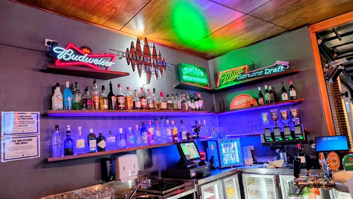 Vibe, Universal Bar