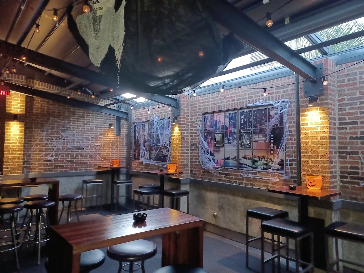 Vibe, Universal Bar