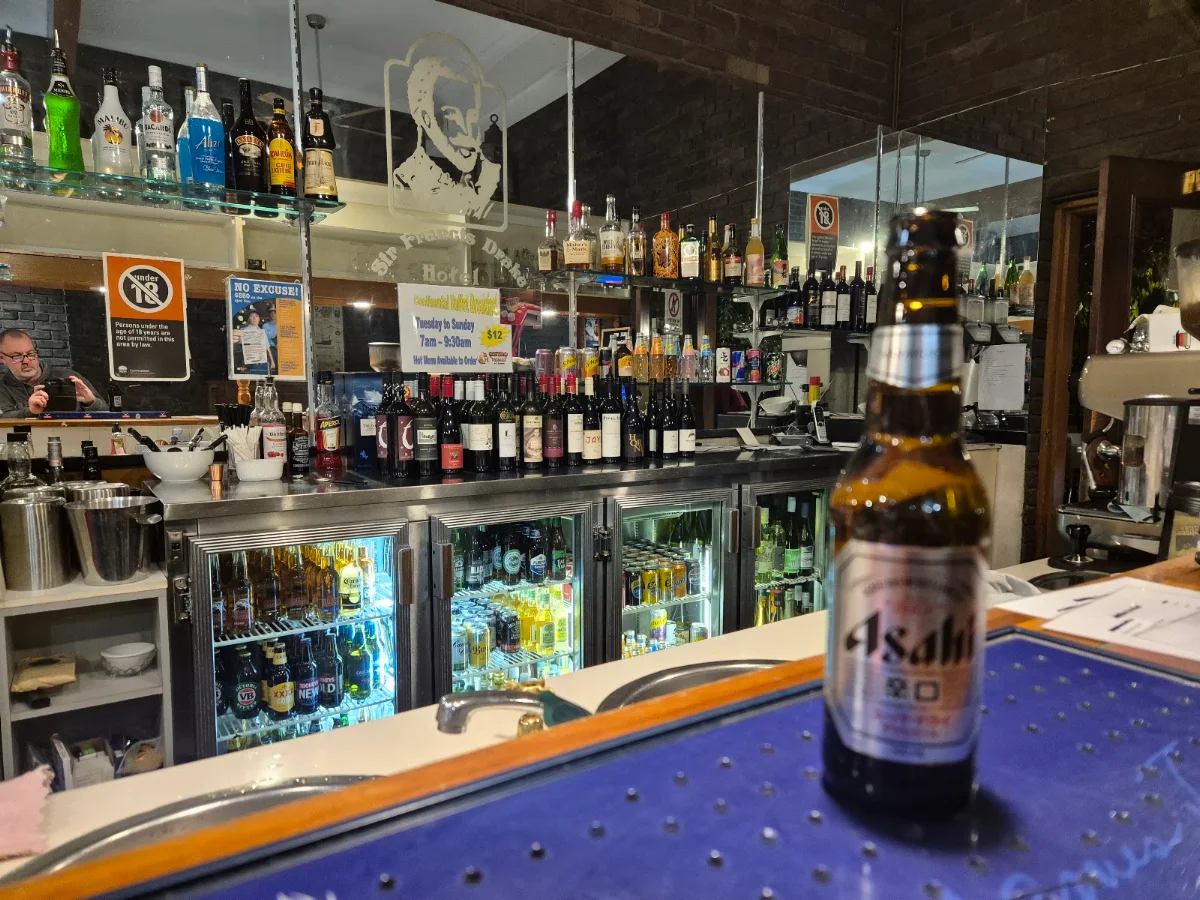 Vibe, Bistro Nomad