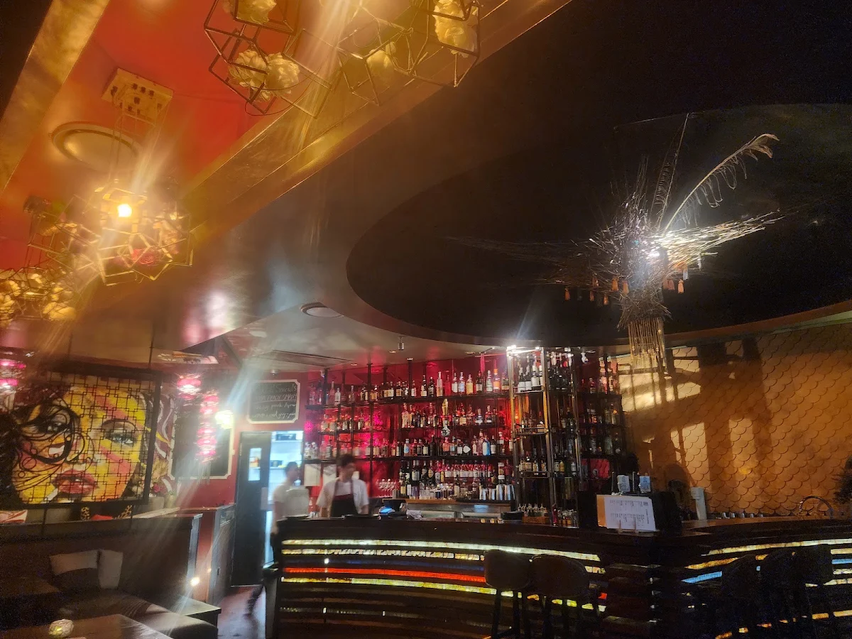 Vibe, Lychee Lounge