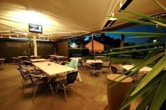 Vibe, Sundowner Hotel